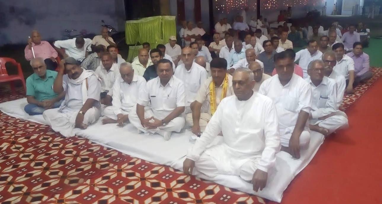 सत्संग के समय हांसी गीता भवन के सभागार में भूमि पर साथ बैठे श्रद्धालु